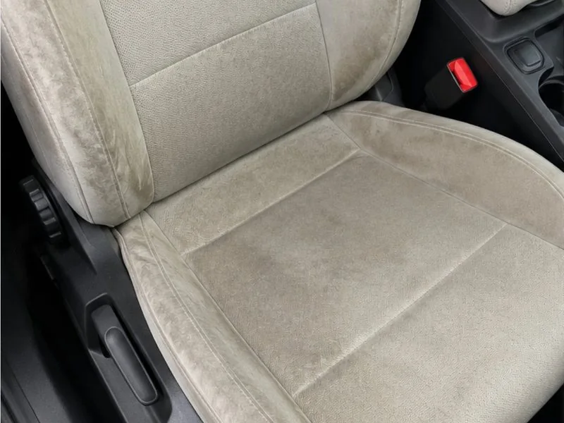 Autosedačka pred tepovaním – zašpinená a stmavnutá látka